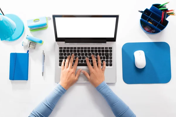 Frau arbeitet am Laptop — Stockfoto