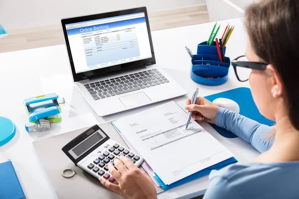 Businesswoman Calculating Invoice — Stock Photo, Image