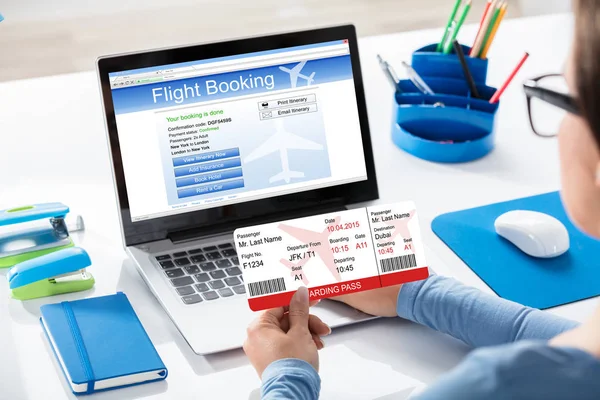 Vrouw vlucht Online Using Laptop boeken — Stockfoto