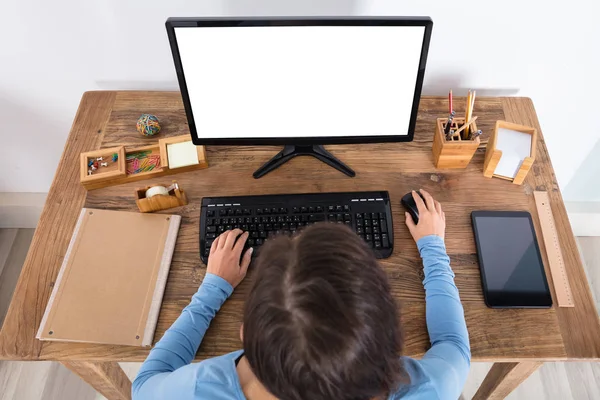 Mulher usando computador em casa — Fotografia de Stock