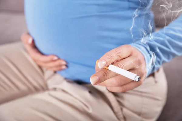 Mujer fumando cigarrillo — Foto de Stock