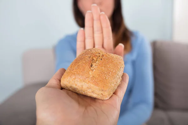Женщина, отвергающая хлеб — стоковое фото