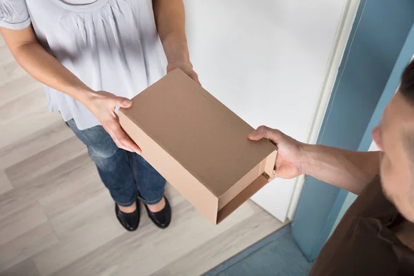 Жінка бере картонну коробку — стокове фото