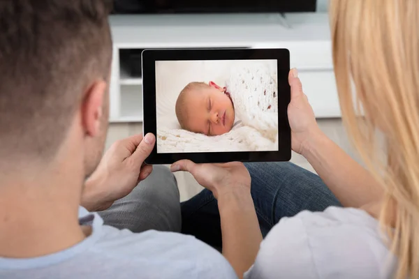 Paar schaut auf digitales Tablet — Stockfoto