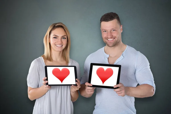 Paar zeigt digitale Tablets — Stockfoto