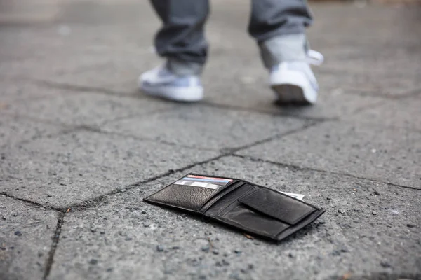 Man verliest zijn portemonnee — Stockfoto