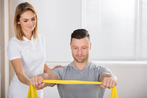 Fysiotherapeut Man Training geven — Stockfoto