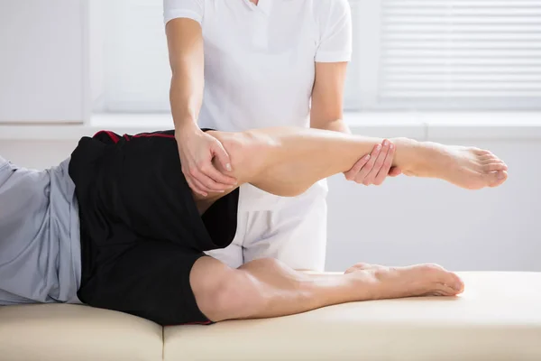 Vrouwelijke fysiotherapeut geven oefening — Stockfoto