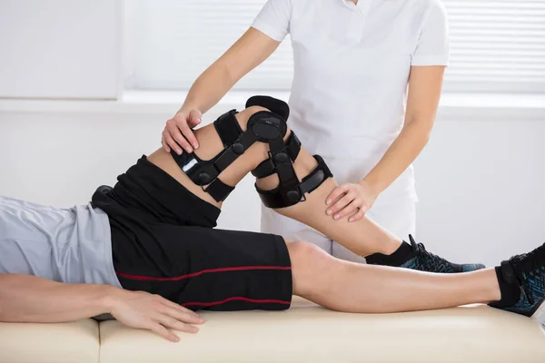 Fisioterapeuta dando exercício na perna — Fotografia de Stock
