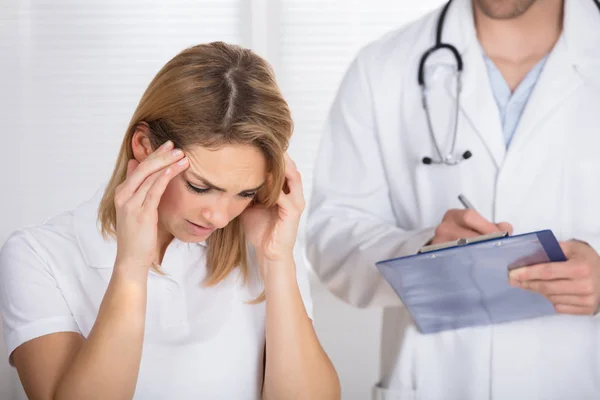 Paciente femenina con dolor de cabeza —  Fotos de Stock