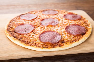 Klasik orijinal salam Pizza