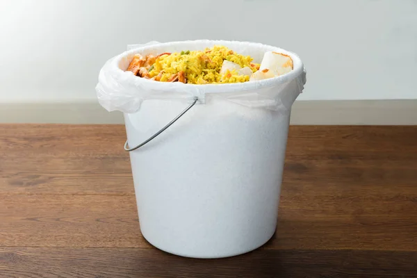 Artık yemek yiyecek ile kaplı çöp kutusu — Stok fotoğraf