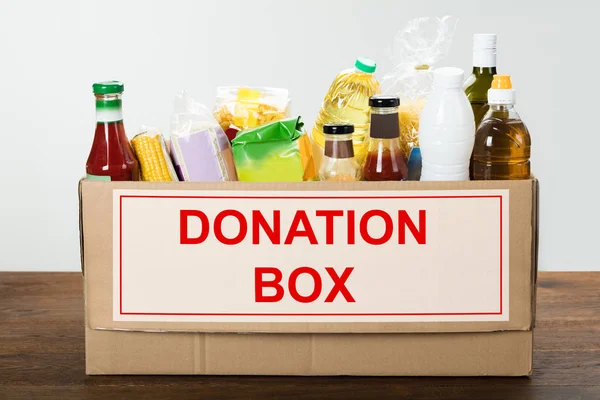 Продукты питания в коробке для пожертвований — стоковое фото