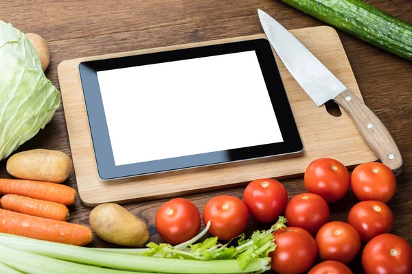 Tableta digital en blanco en la tabla de cortar — Foto de Stock