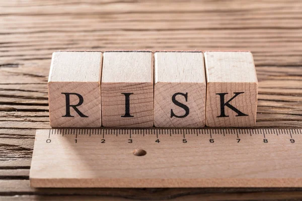 Ahşap cetvel ile risk kavramı — Stok fotoğraf