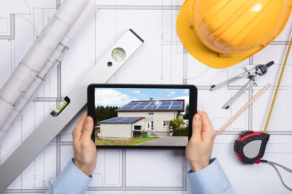 Architect met behulp van digitale Tablet PC — Stockfoto