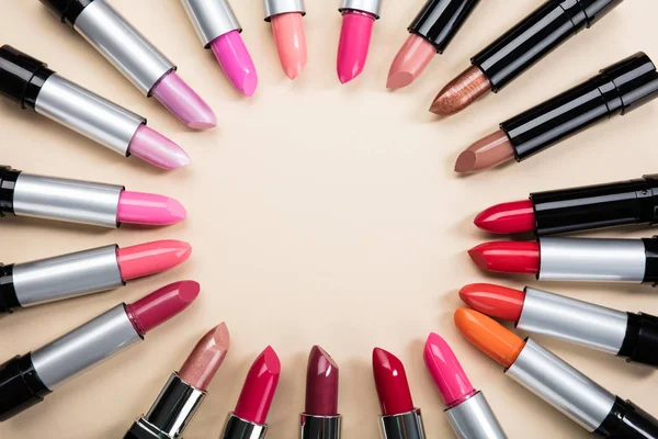 Coloridos lápices labiales dispuestos en círculo — Foto de Stock