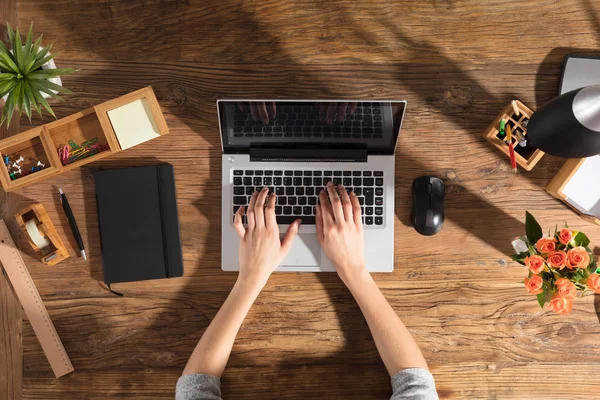 Person mit Laptop-Computer — Stockfoto