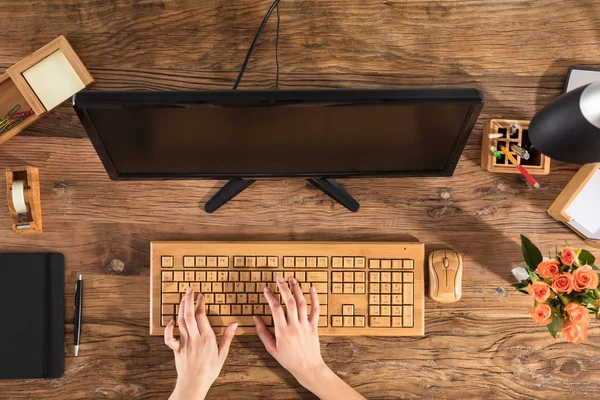 Empresária usando teclado de madeira — Fotografia de Stock