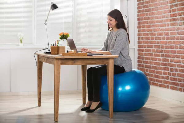 Donna d'affari seduta sulla palla fitness — Foto Stock