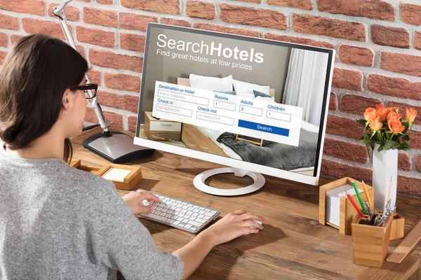 Mujer Buscando hoteles en línea — Foto de Stock