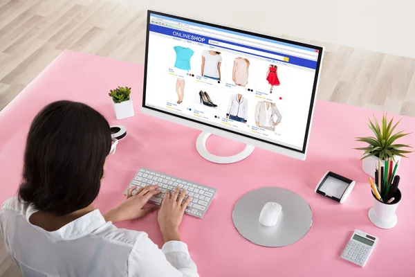 Businesswoman Shopping Online — Stock Photo, Image