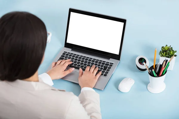 Zakenvrouw met laptop — Stockfoto