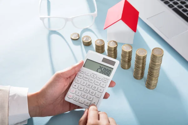 Empresária calculando finanças — Fotografia de Stock