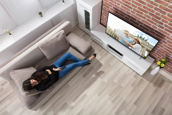 Mulher assistindo televisão em casa — Fotografia de Stock