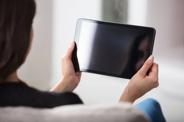 Dijital tablet vasıl arayan kadın — Stok fotoğraf