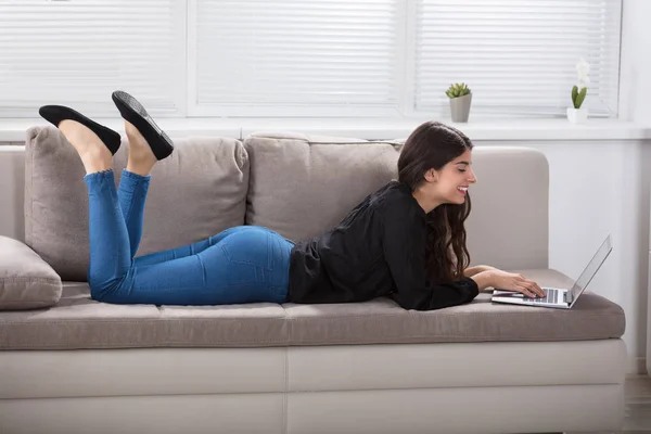 Happy Woman Using Laptop — Stock Photo, Image