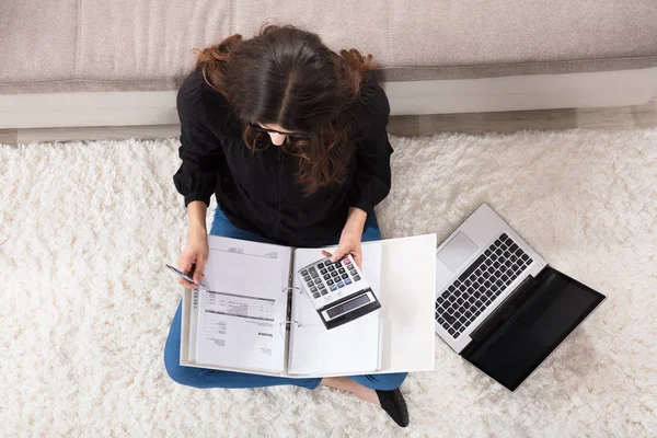 Vrouw berekening van rekeningen — Stockfoto