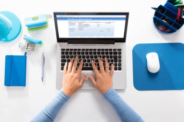 kadının online bankacılık yapması 