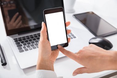 akıllı telefon kullanan iş kadını