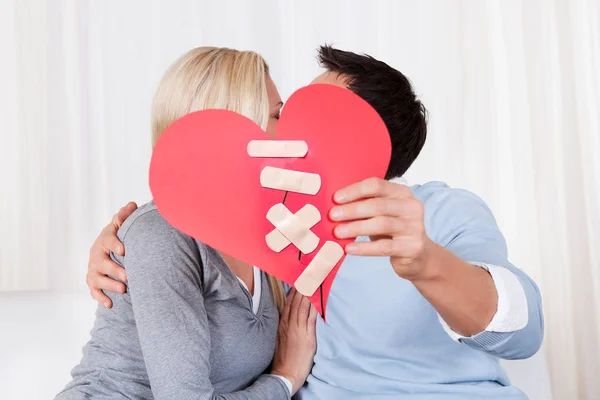 Couple Holding Red Heart — Stock Photo, Image