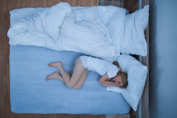 Mujer durmiendo en la cama — Foto de Stock