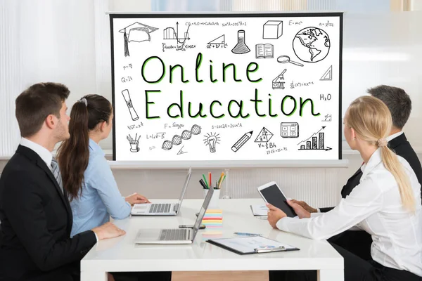 Empresários olhando para a educação on-line — Fotografia de Stock