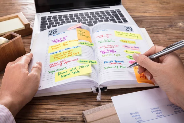 Ondernemer kijken lijst van schema — Stockfoto