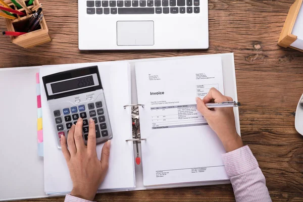 Businesswoman Calculating Invoice — Stock Photo, Image