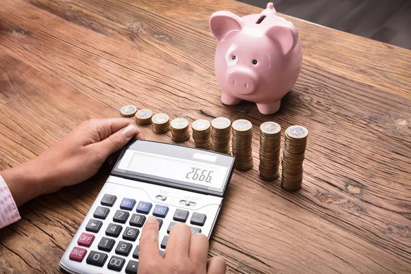 Woman Calculating Finances — Stock Photo, Image