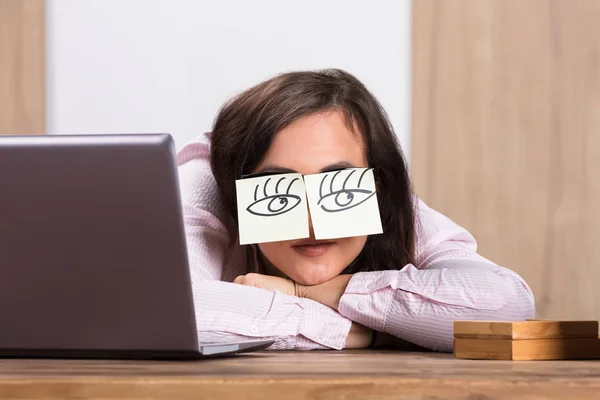 Durmiendo mujer de negocios cubriendo los ojos — Foto de Stock