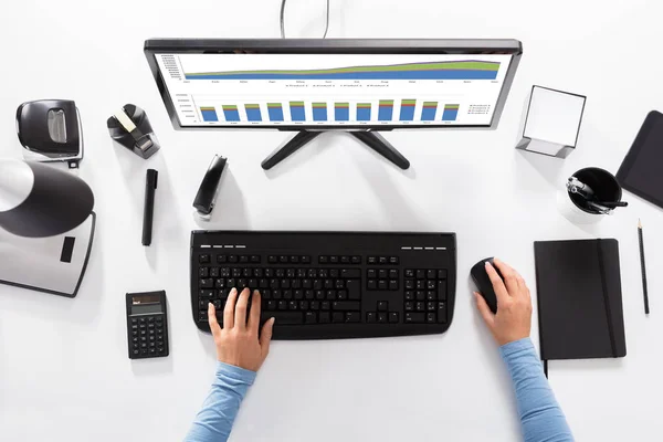 Mujer de negocios analizando gráfico — Foto de Stock