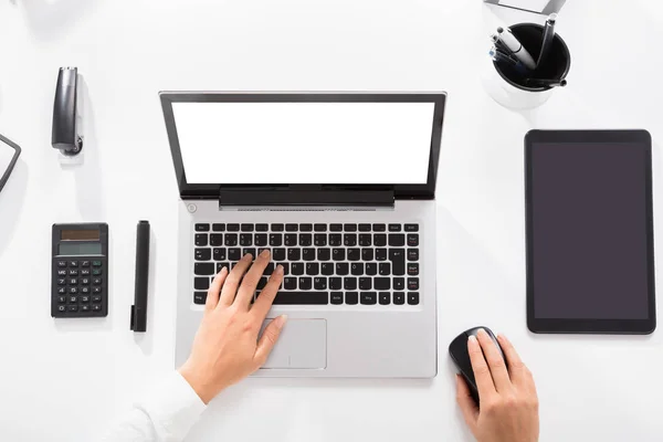 Vrouw werkt op laptop — Stockfoto