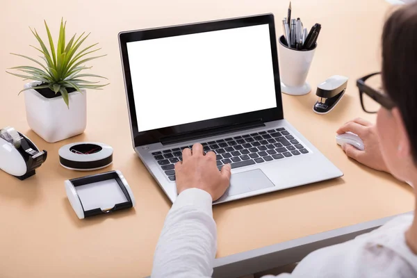 Zakenvrouw met laptop — Stockfoto