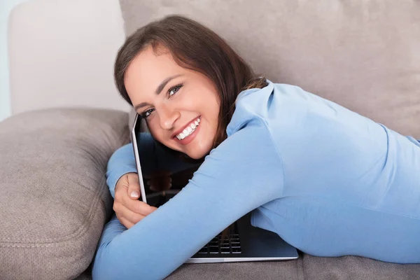 Mujer abrazándose en sofá —  Fotos de Stock