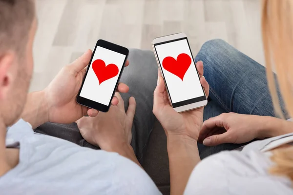 Couple Holding Mobile Phones — Stock Photo, Image