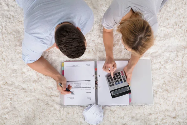 Pareja calculando facturas — Foto de Stock