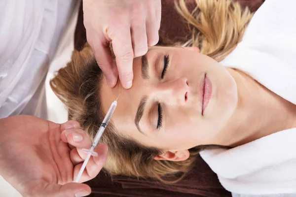 Woman Getting Cosmetic Injection — Stock Photo, Image