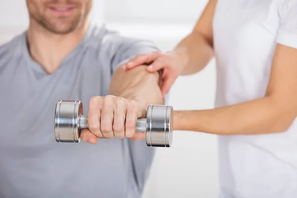 Physiotherapist Helping Man To Exercise — Stock Photo, Image