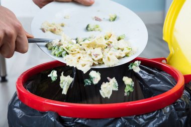 Makarna Çöp Kutusu'na atma kişi
